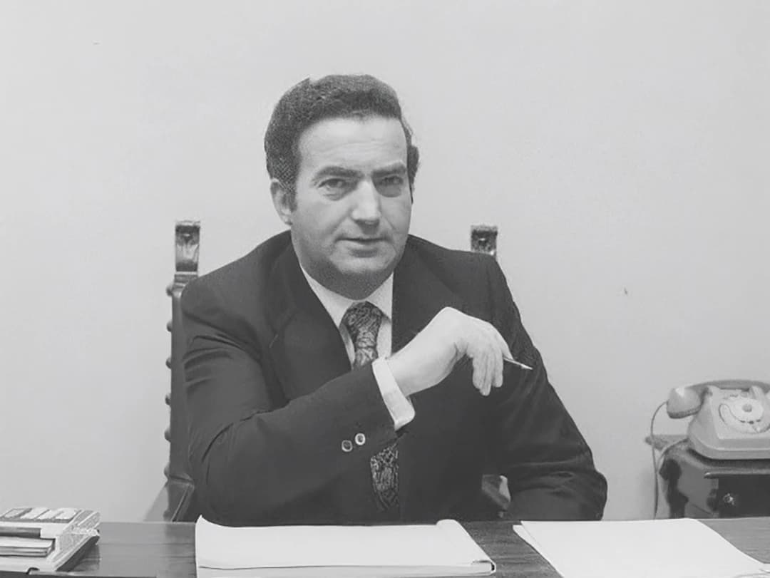 Dante Ferroli, fondatore dell'azienda Ferroli, seduto alla scrivania nel 1950