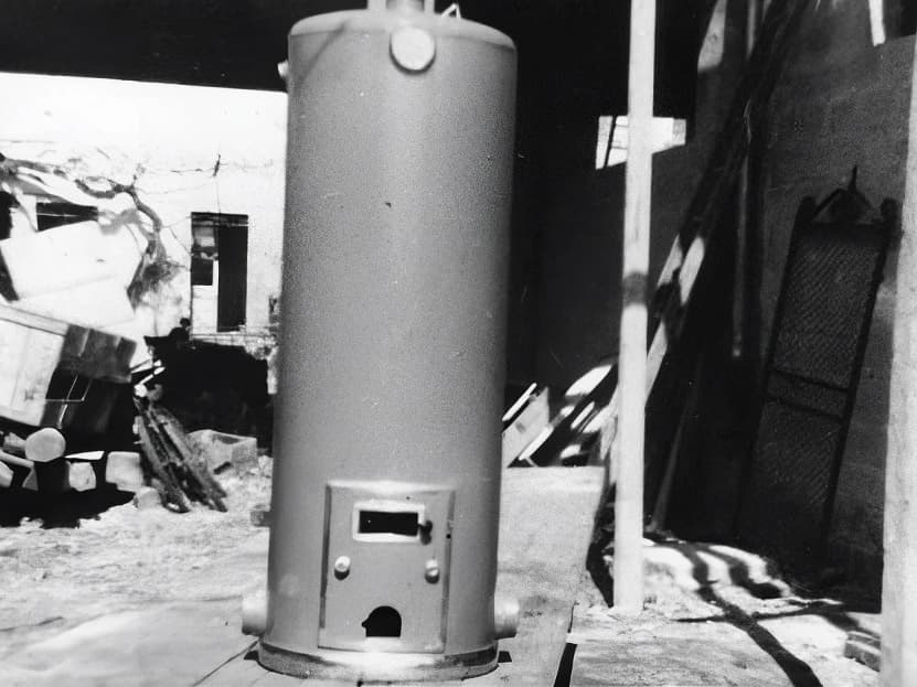 Immagine storica in bianco e nero di una caldaia dell'azienda ''Ferroli'' nel 1950