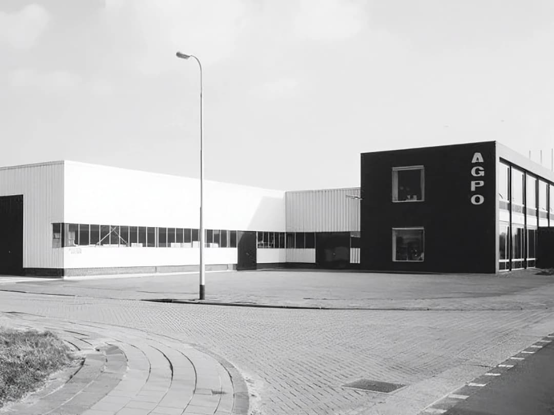 Immagina storica in bianco e nero dello stabilimento dell'azienda Ferroli in Olanda nel 1960