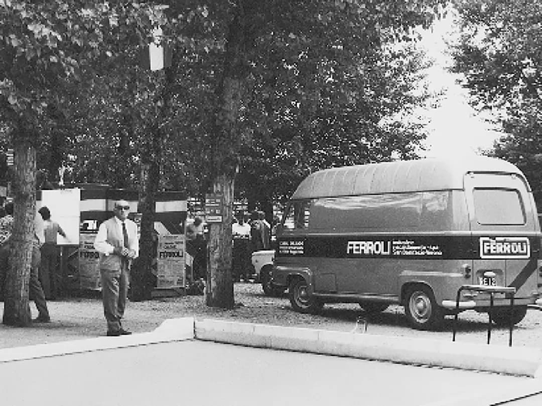 Immagine storica in bianco e nero di un furgone dell'azienda Ferroli nel 1970