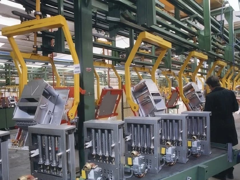 Immagine storica della linea produttiva dell'azienda Ferroli nel 1990
