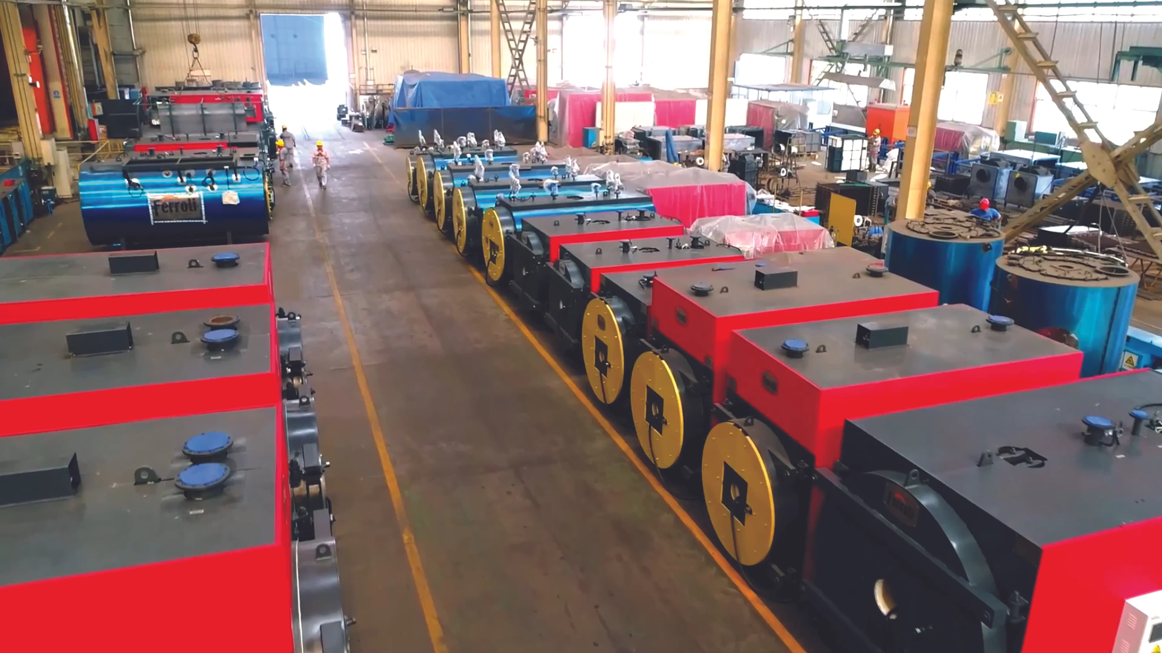 Immagine storica dell'interno dello stabilimento di caldaie industriali dell'azienda Ferroli a Quingdao negli anni 2000