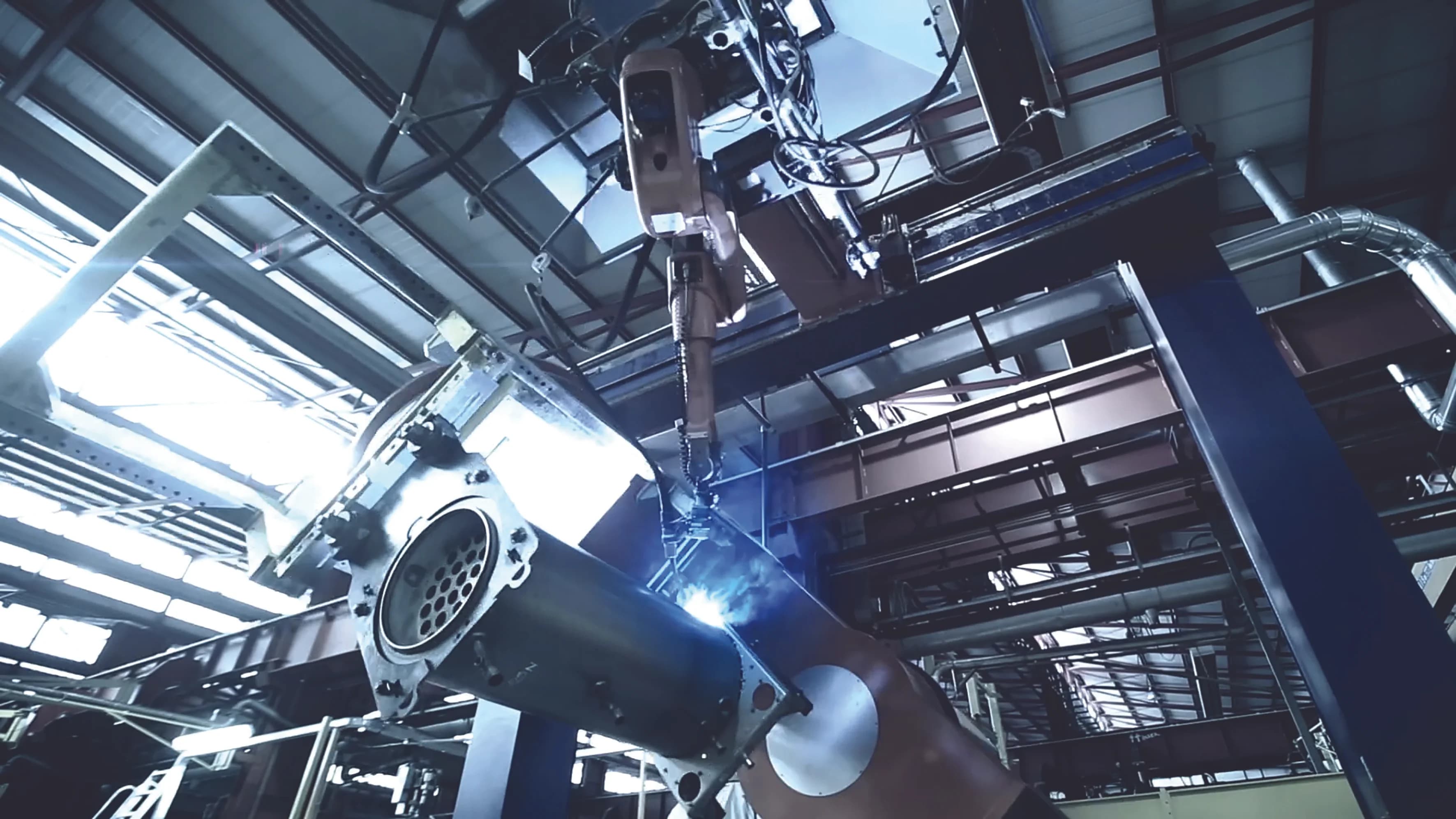 Immagine storica del processo produttivo all'interno dello stabilimento di caldaie industriali dell'azienda Ferroli nel 1990
