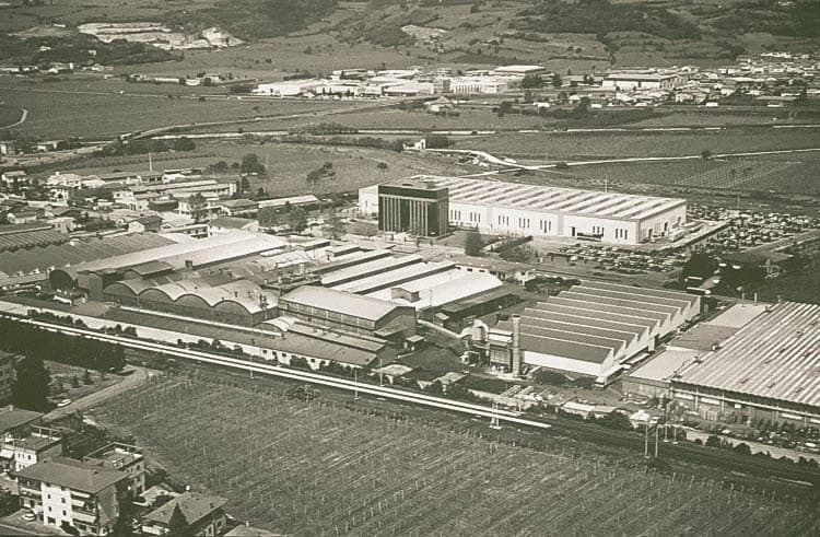 Immagina storica in bianco e nero dell'azienda Ferroli vista dall'alto