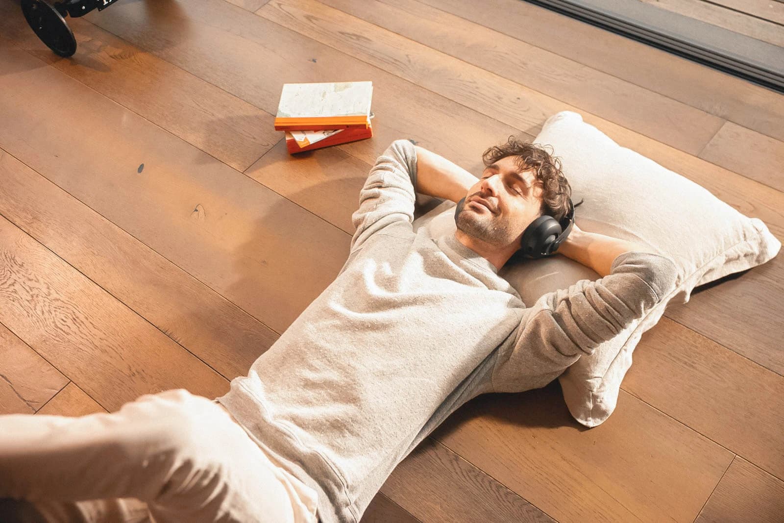 ragazzo che ascolta musica